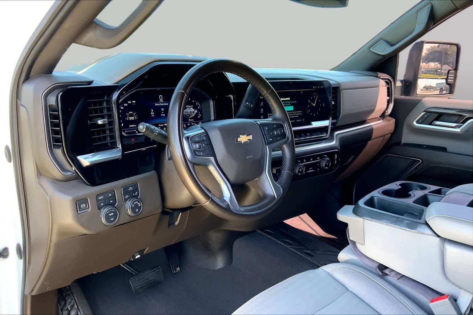 Used 2024 Summit White Chevrolet LT image 17