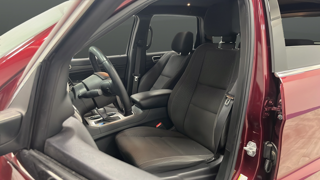 Used 2019 Velvet Red Pearlcoat Jeep Laredo E image 9