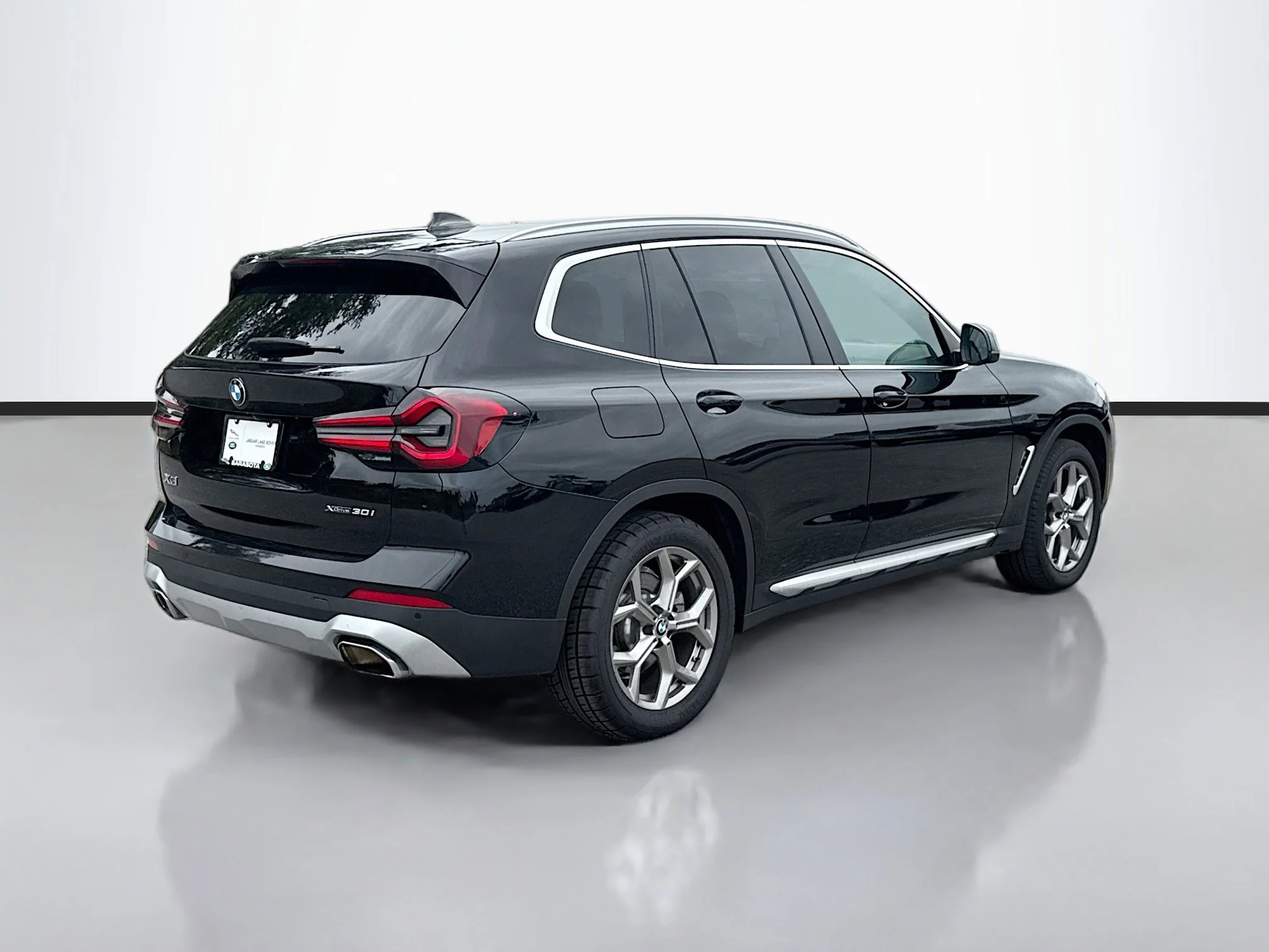 Used 2024 Black Sapphire Metallic BMW xDrive30i image 5