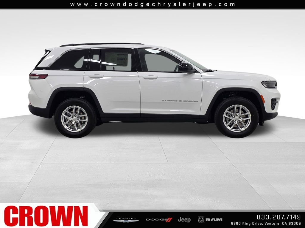 New 2026 Bright White Clear-Coat Exterior Paint Jeep Laredo image 4