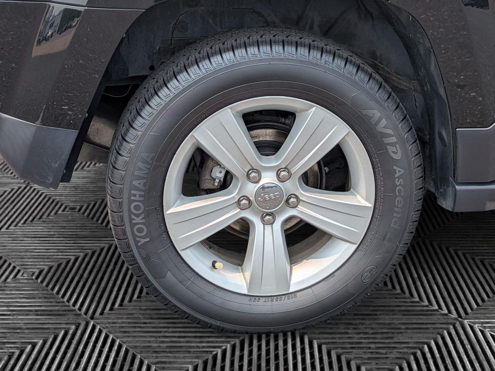 Used 2017 Black Clearcoat Jeep Latitude image 9