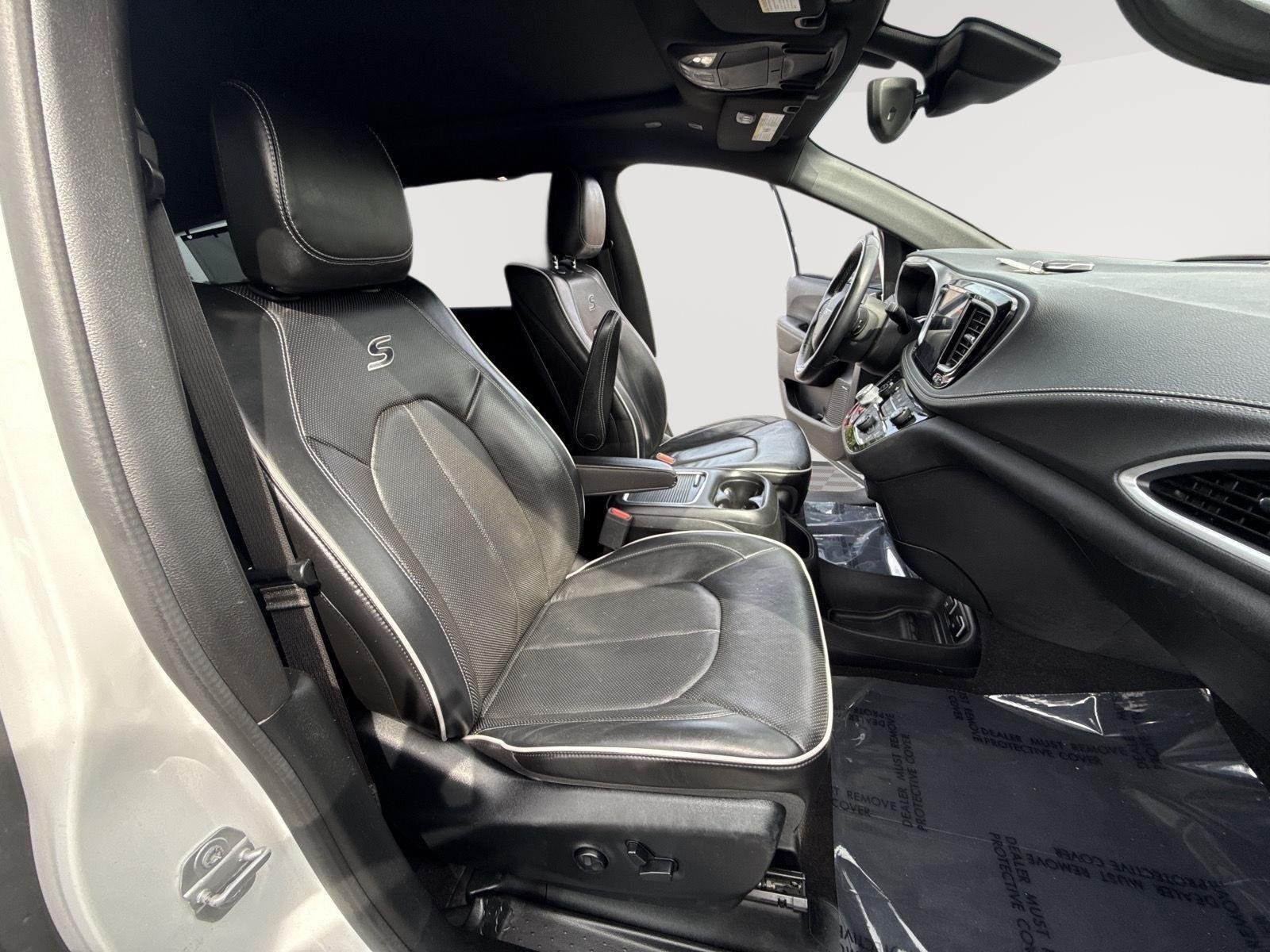 Used 2018 Bright White Clearcoat Chrysler Limited image 28