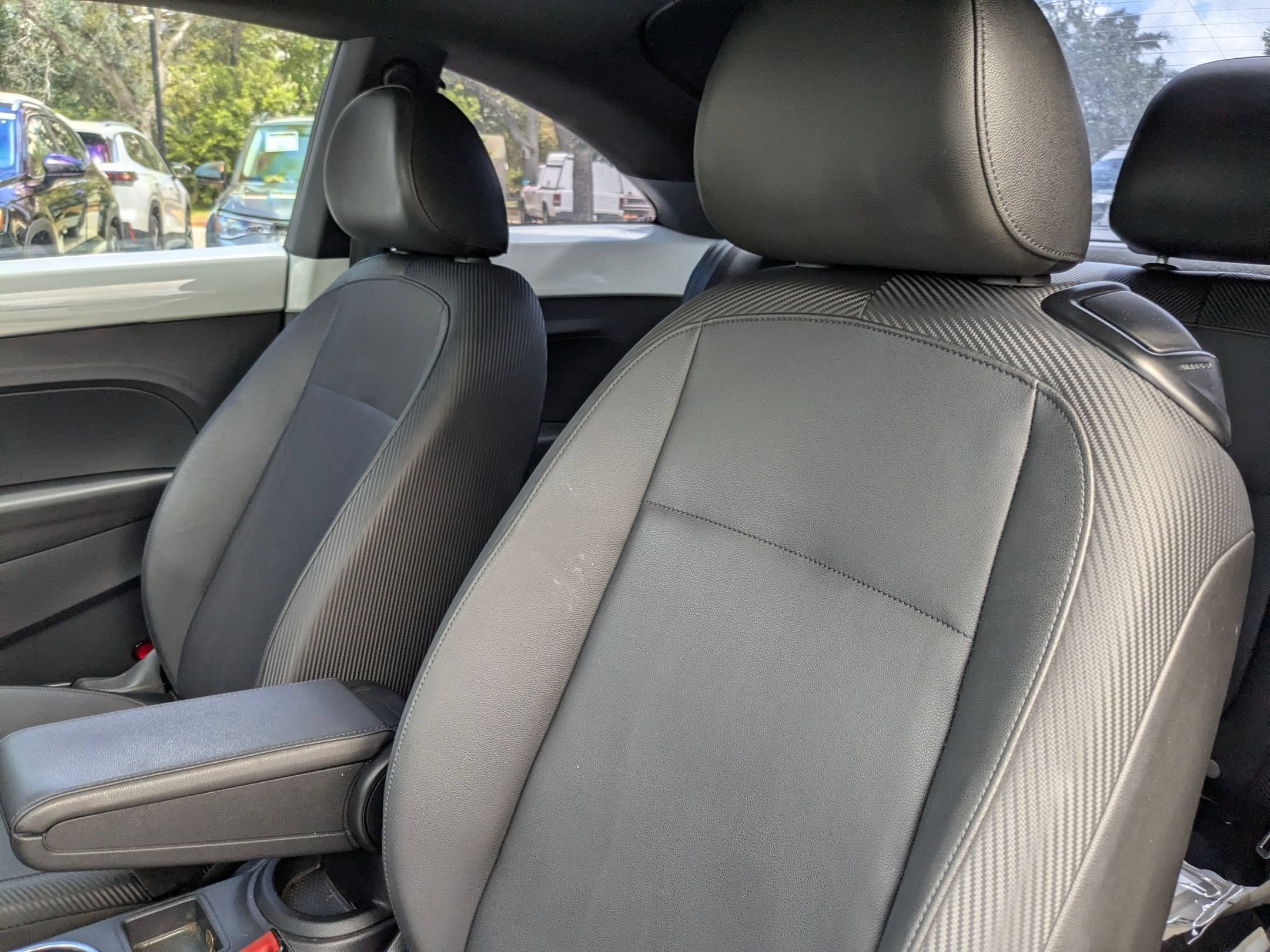 Used 2019 Pure White Volkswagen SE image 12