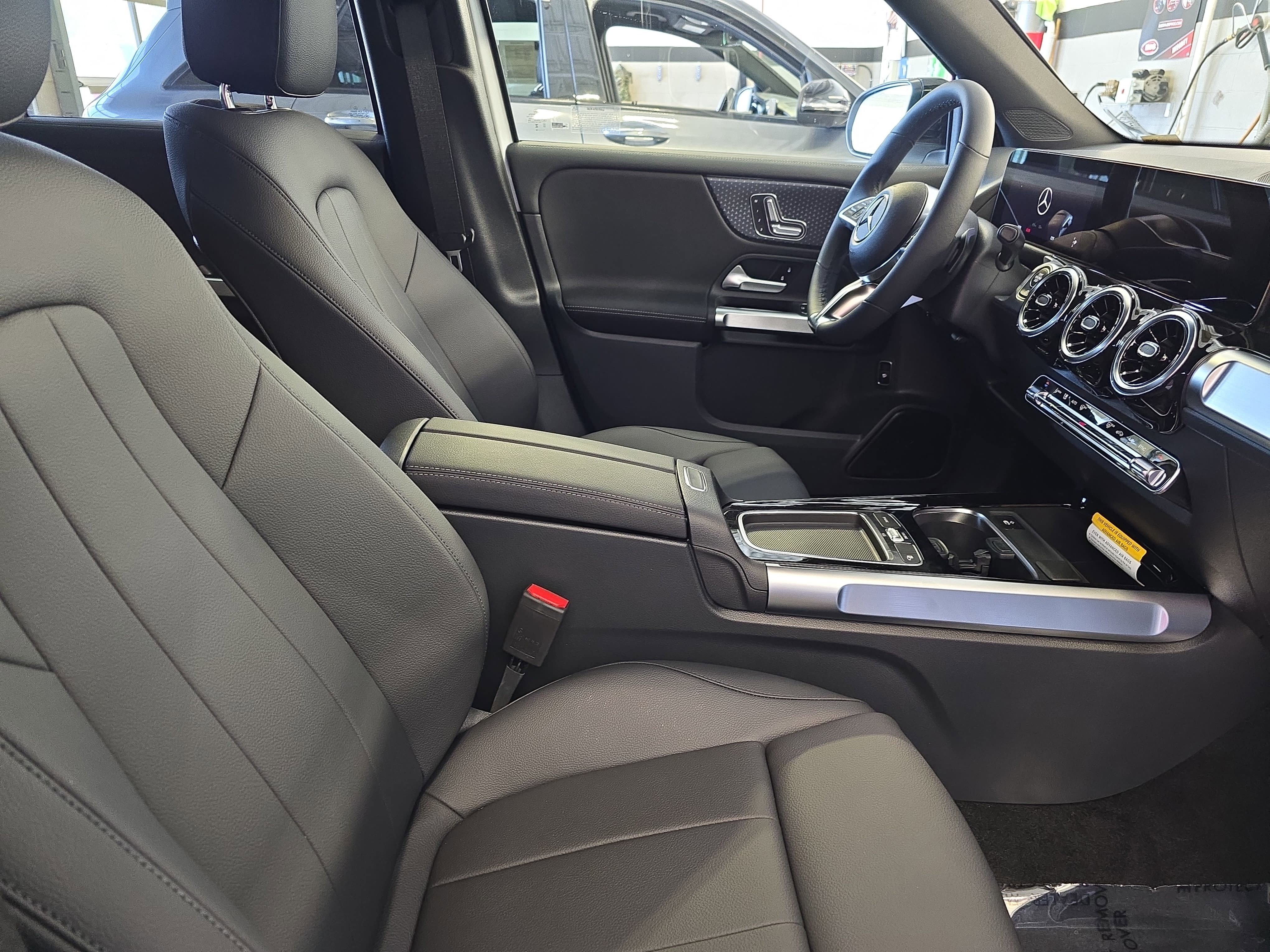 New 2026 Polar White Mercedes-Benz GLB250 image 10