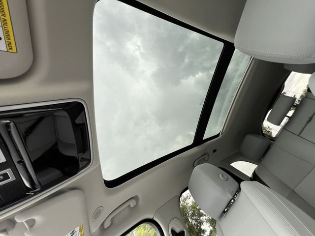 Used 2025 Fuji White Land Rover S image 18