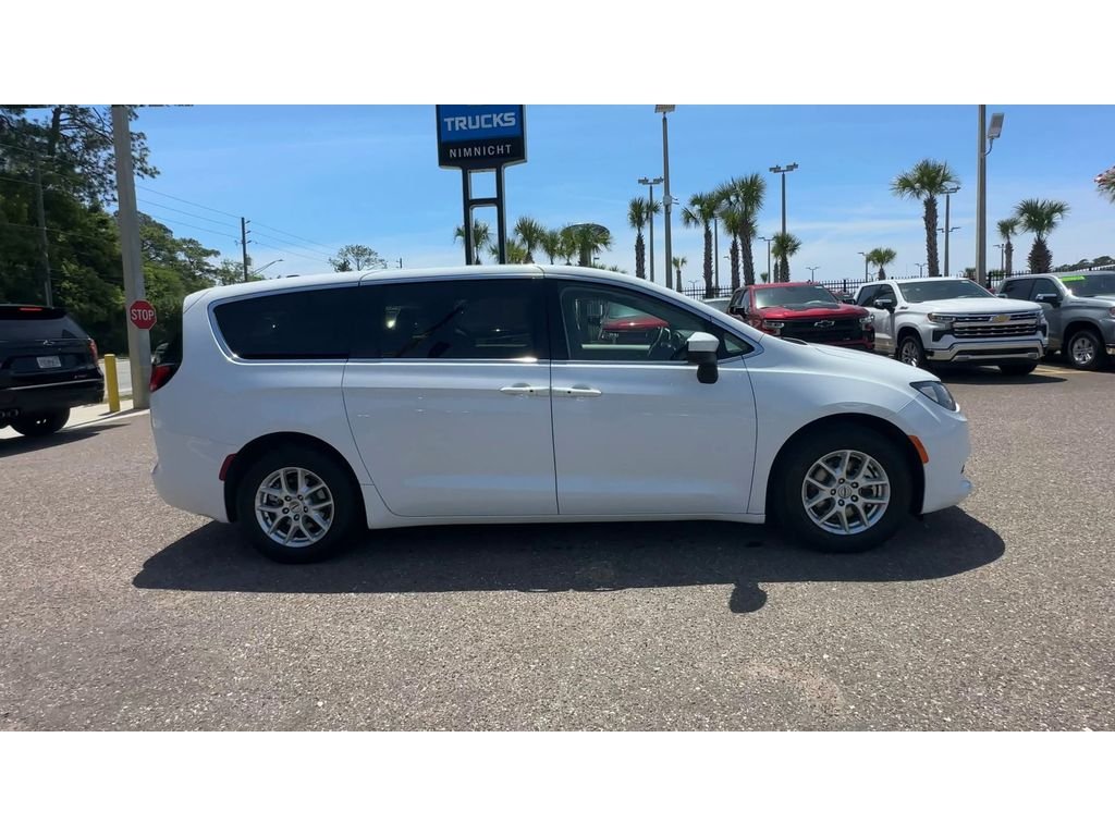 Used 2023 White Chrysler LX image 9