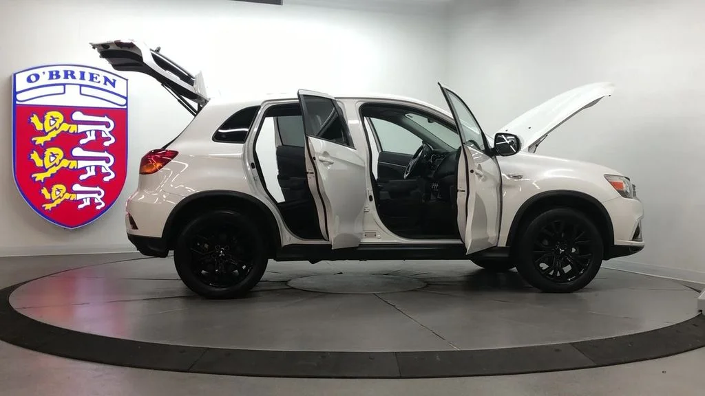 Used 2019 Pearl White Mitsubishi  image 7