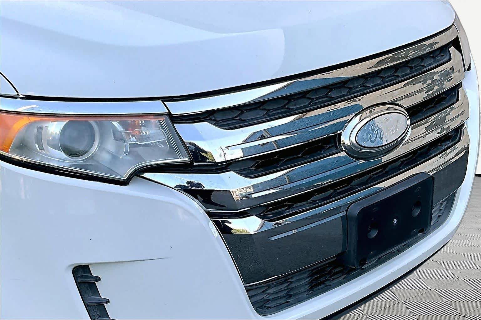 Used 2013 White Suede Ford SE image 29