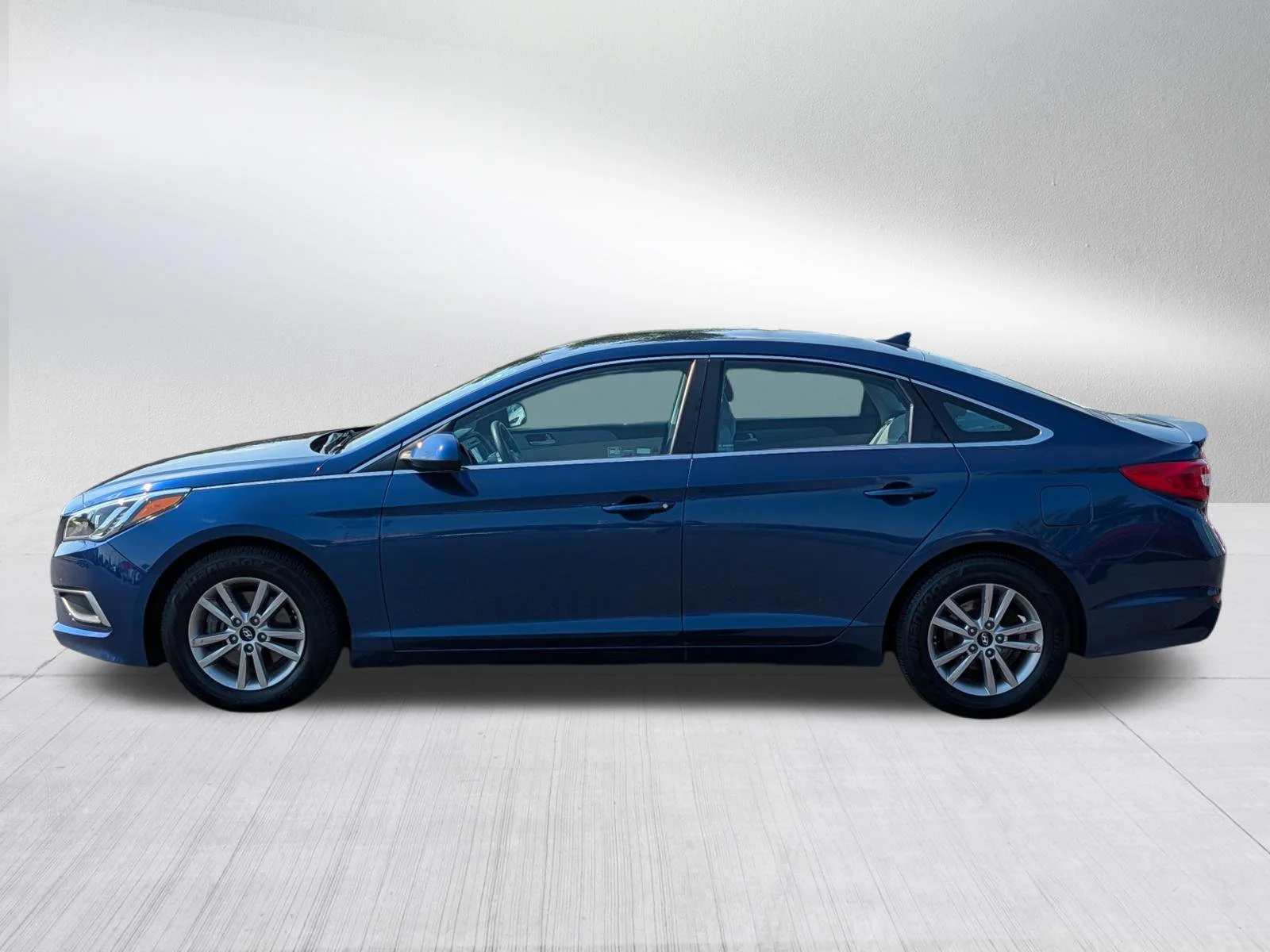 Used 2016 Lakeside Blue Hyundai 2.4L SE image 4