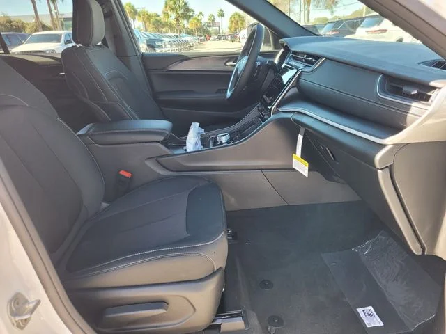New 2025 Bright White Clear-Coat Exterior Paint Jeep Laredo image 15