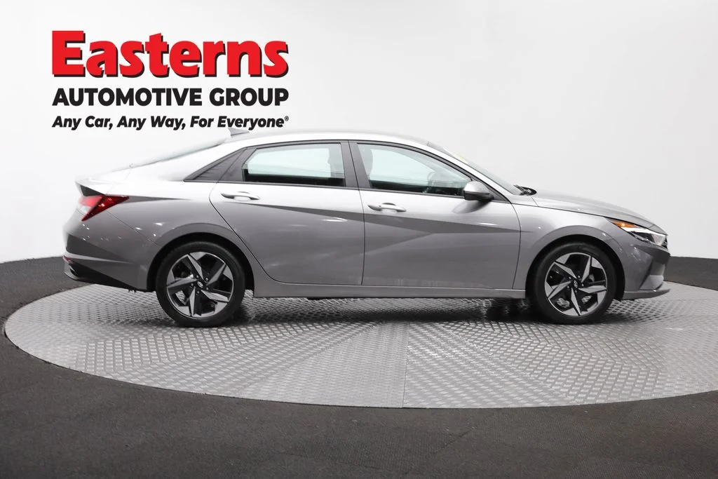 Used 2023 Silver Hyundai SEL image 4