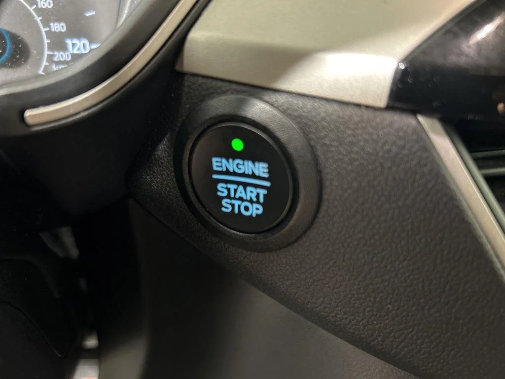 Used 2022 Oxford White Ford SEL image 23