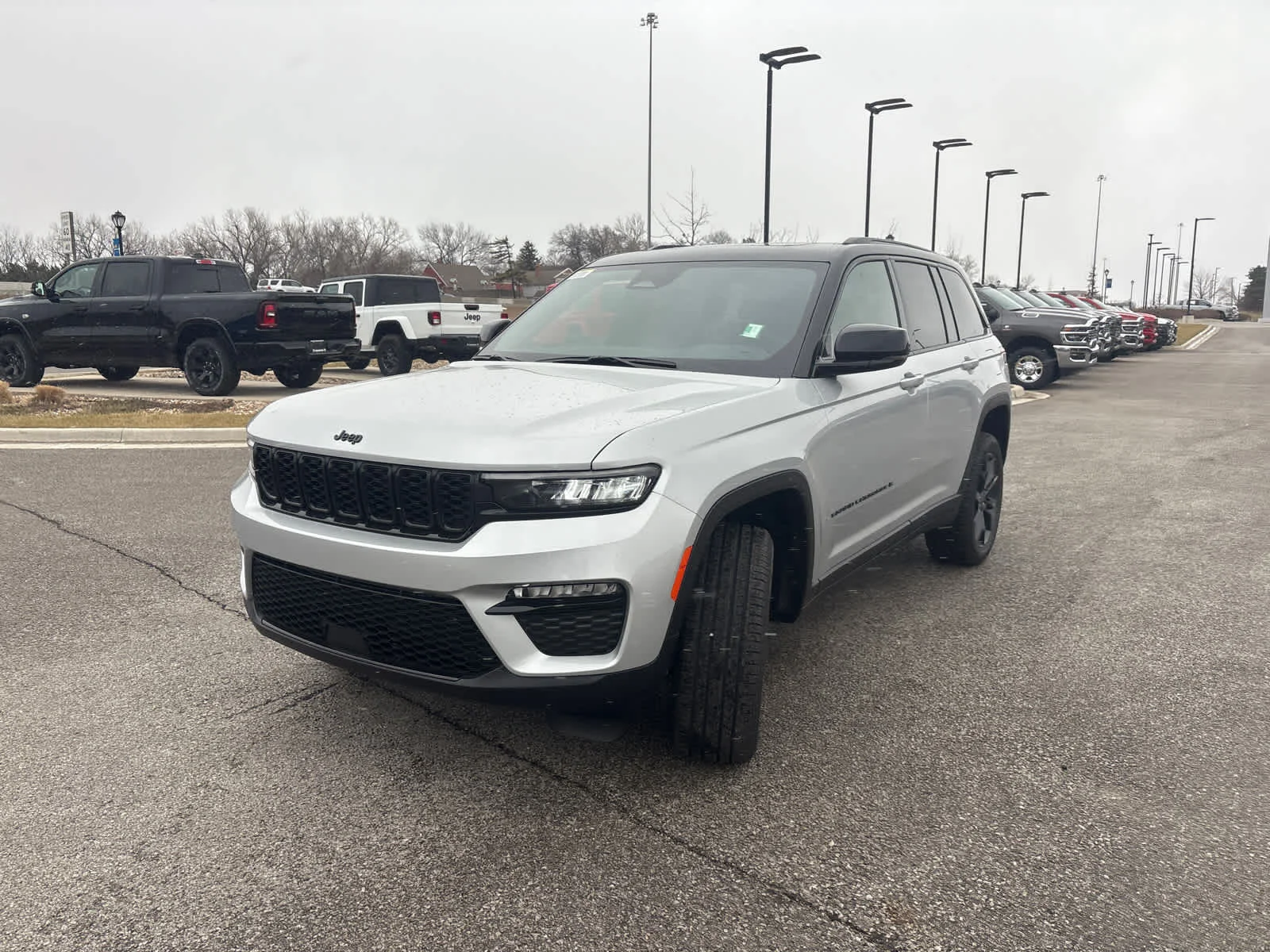 New 2025 Silver Zynith Exterior Paint Jeep Limited image 4