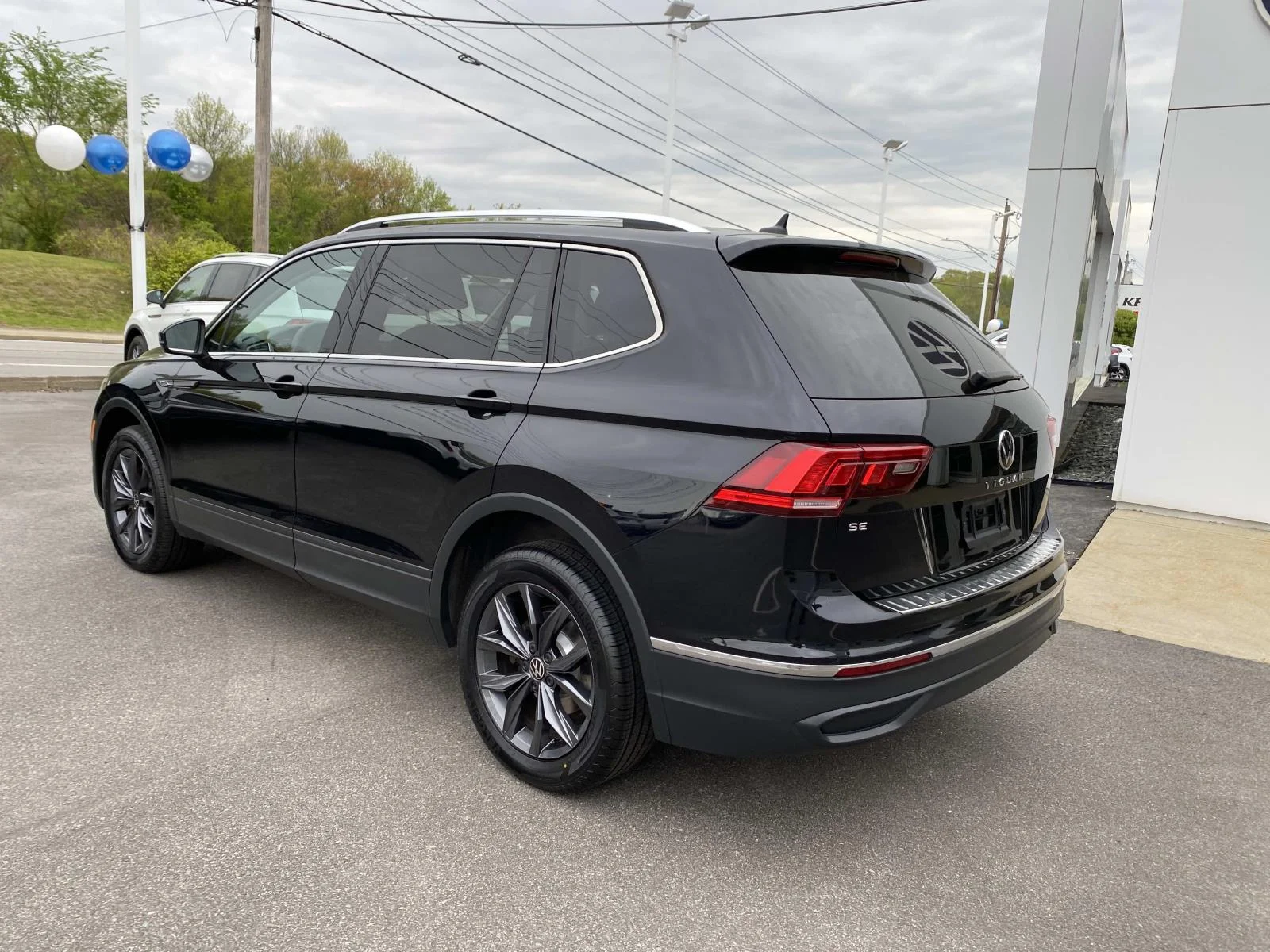 Certified Used 2023 Deep Black Pearl Volkswagen 2.0T SE 4MOTION image 3