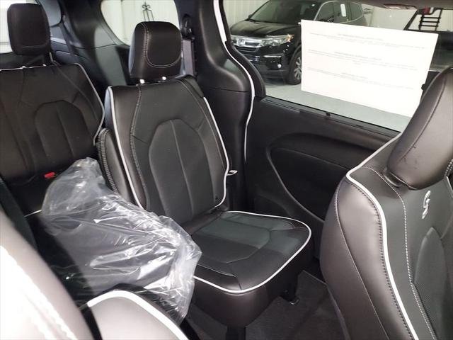 New 2026 Bright White Clear-Coat Exterior Paint Chrysler Limited image 15