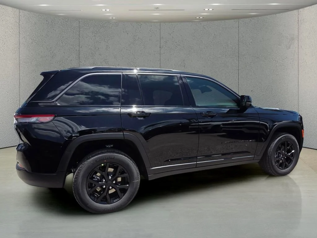New 2026 Diamond Black Crystal Pearl-Coat Exterior Paint Jeep Laredo Altitude image 4