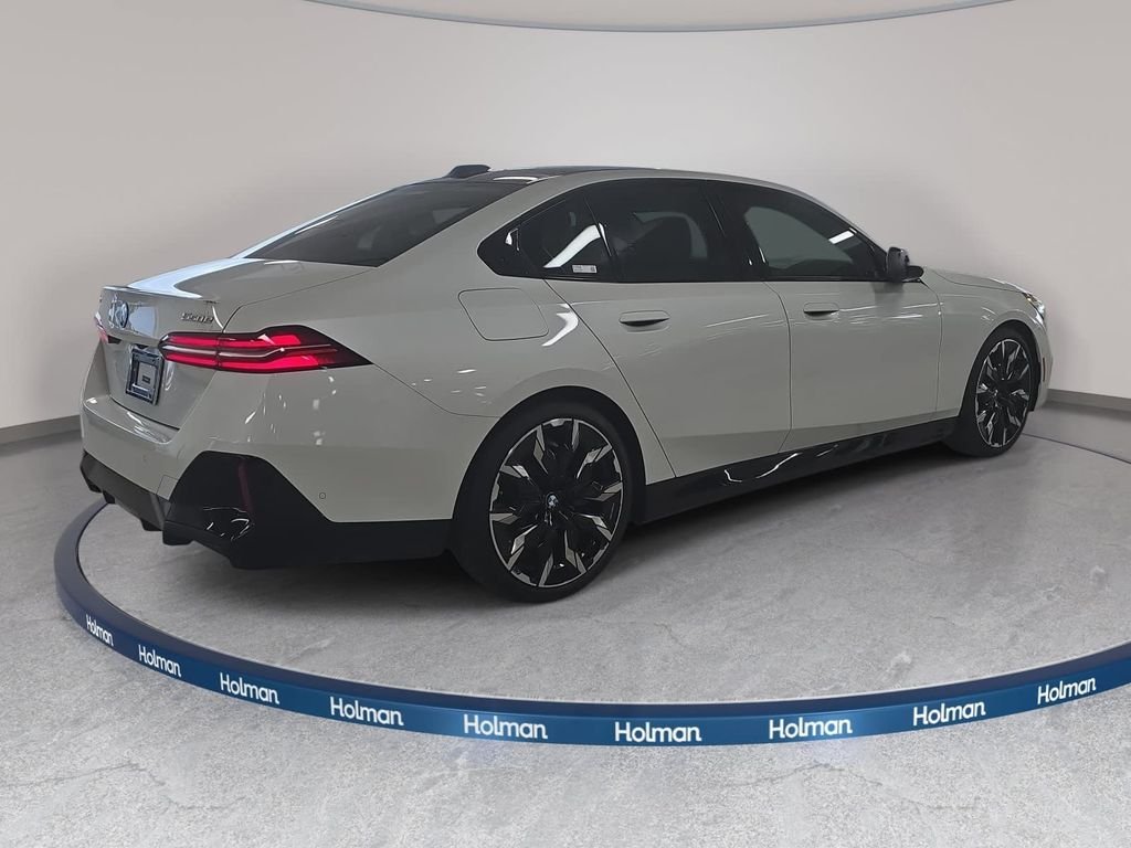 New 2027 Mineral White Metallic BMW 550e xDrive image 4