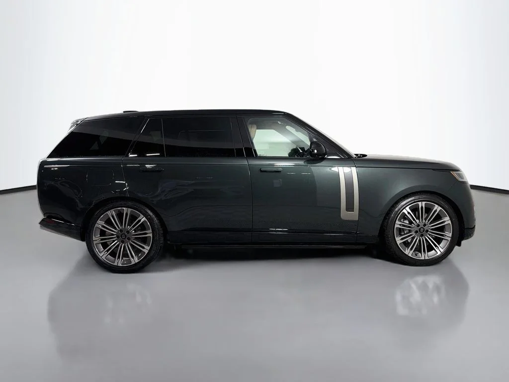 New 2027 Belgravia Green Land Rover SE image 4
