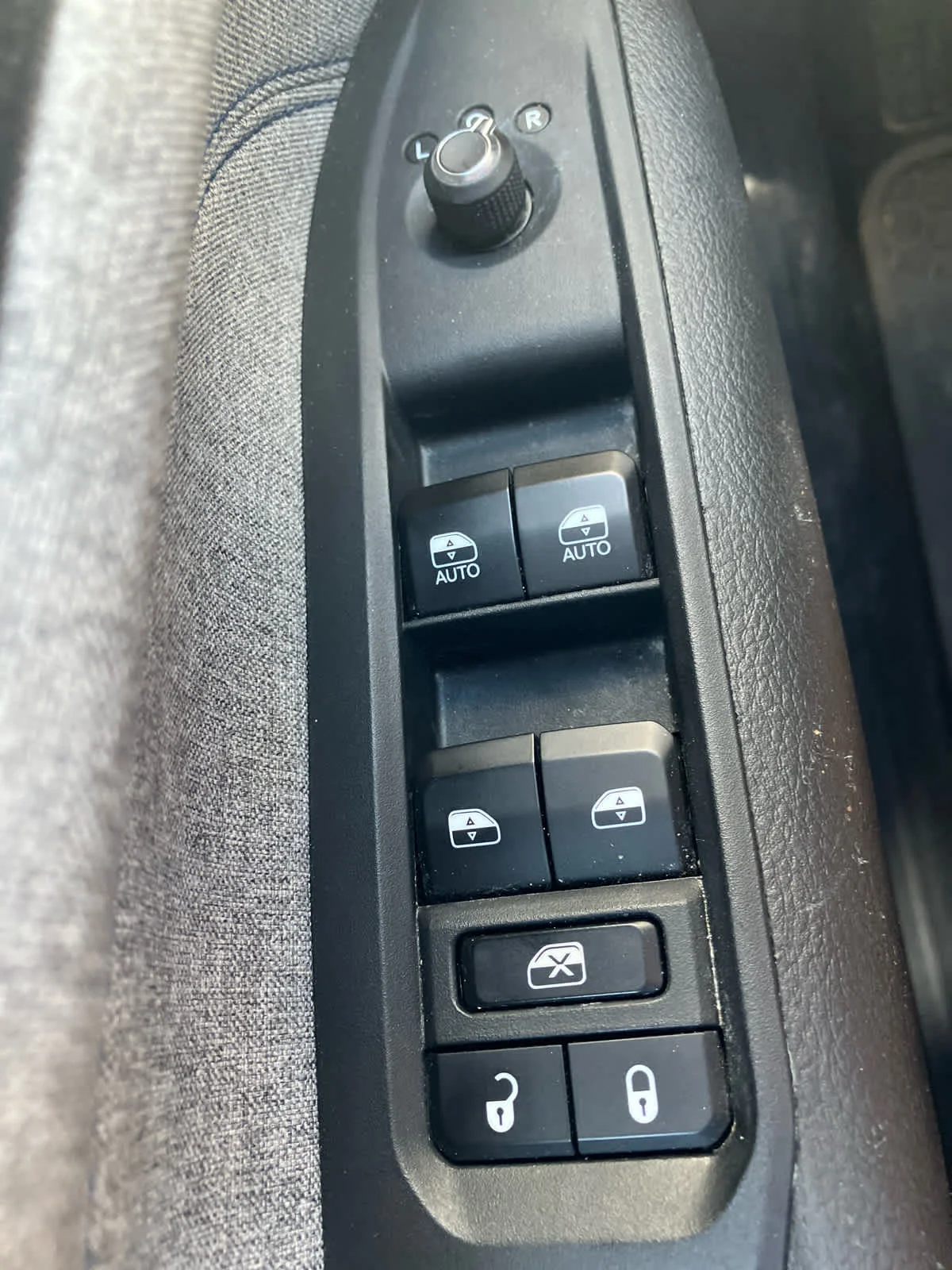 Used 2025 Diamond Black Crystal Pearlcoat Jeep Latitude image 12