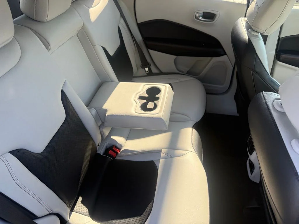 Used 2018 Silver Jeep Limited image 46