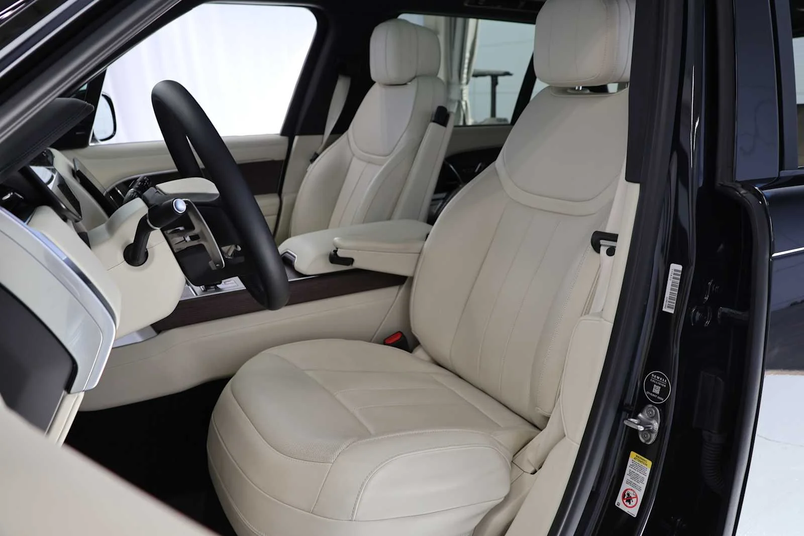 Used 2026 Santorini Black Metallic Land Rover SE image 8