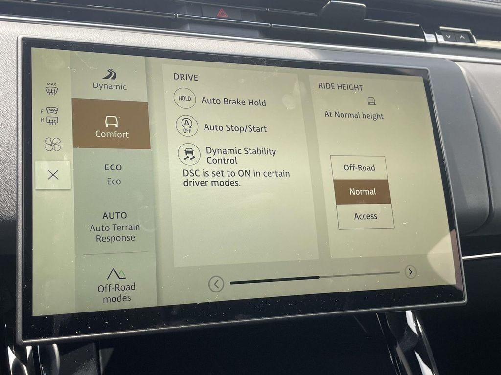 New 2026 Santorini Black Land Rover Dynamic SE image 29