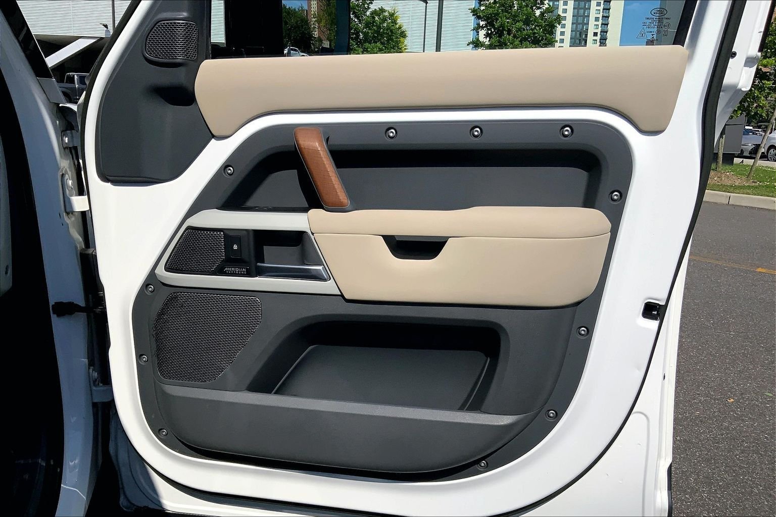 Used 2023 Fuji White Land Rover X-Dynamic SE image 22