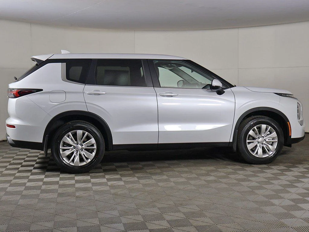 2026 Mitsubishi Outlander ES - Photo 17