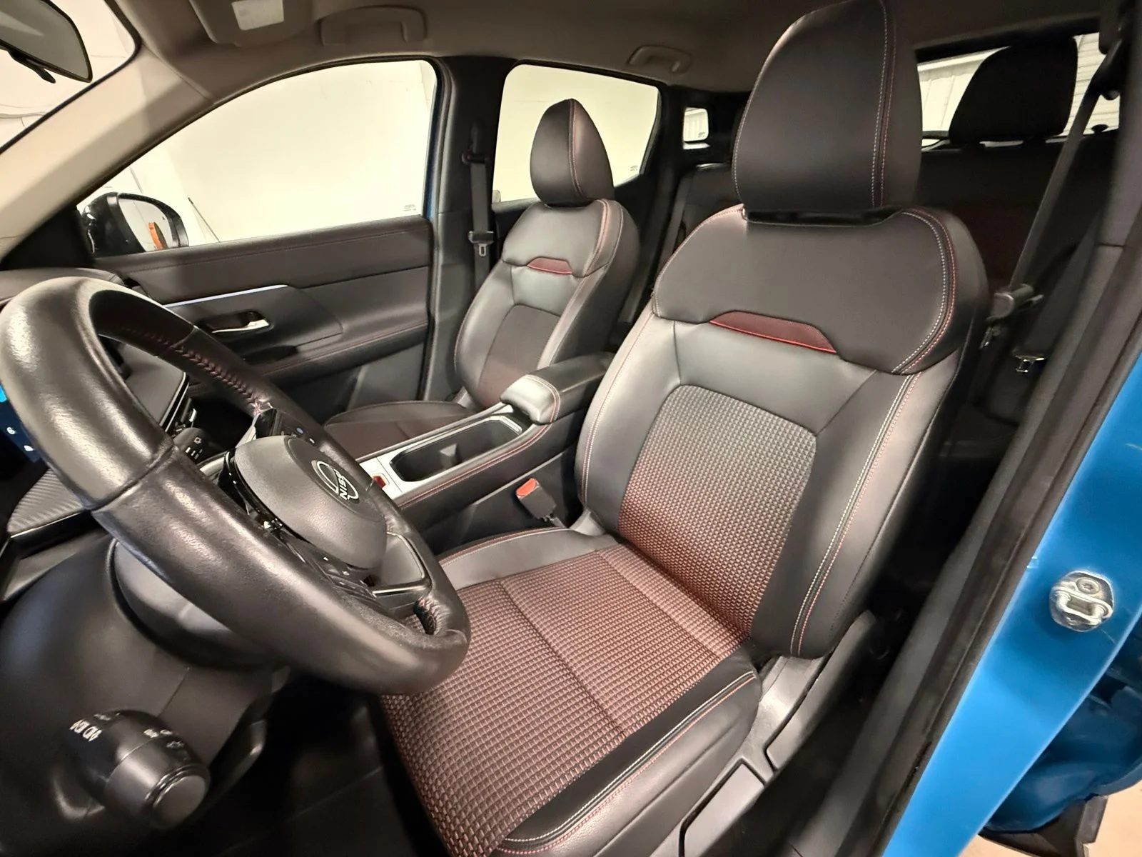 Used 2025 White Nissan SR image 16