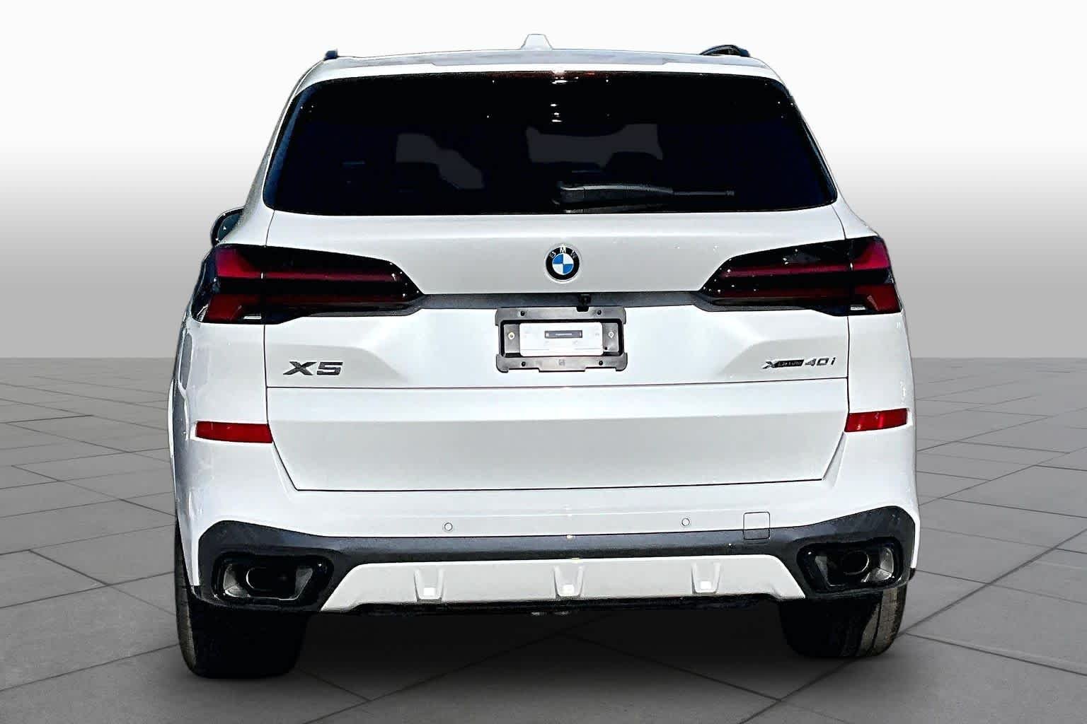 New 2026 Mineral White Metallic BMW xDrive40i image 4