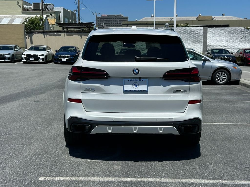 New 2026 Mineral White Metallic BMW xDrive40i image 4