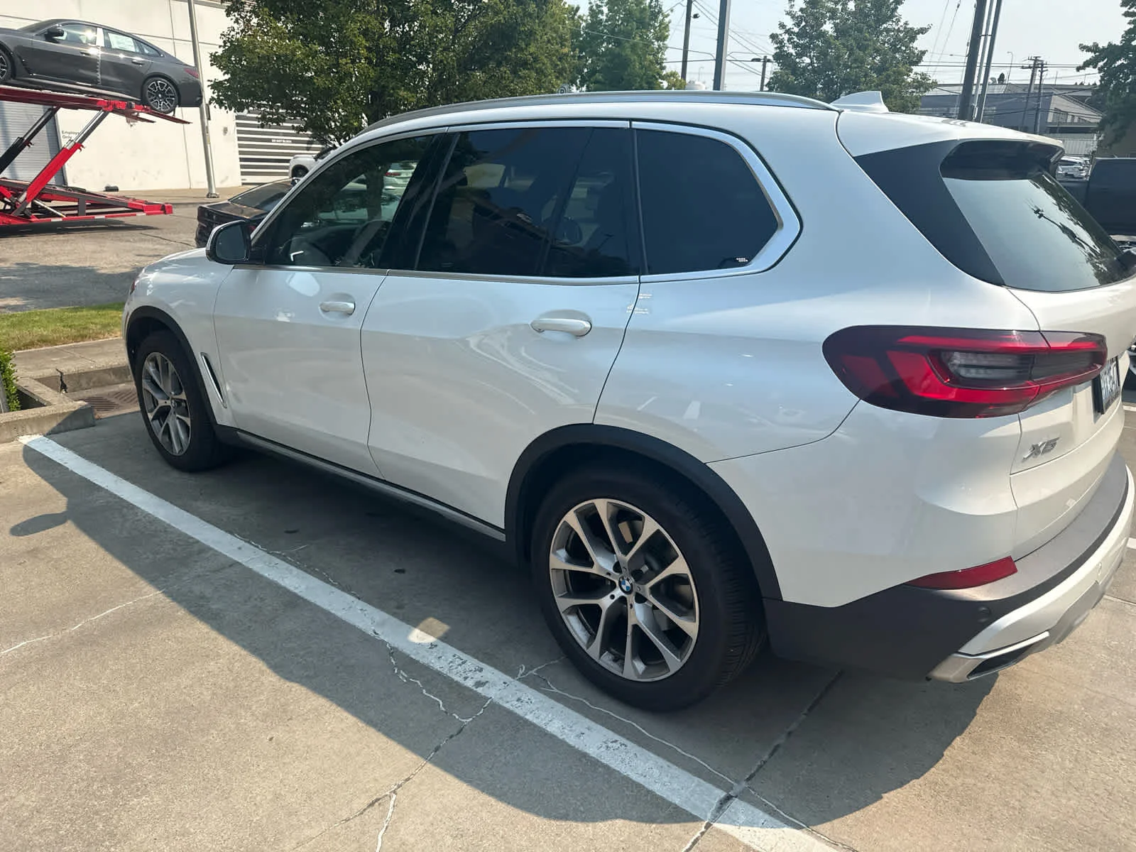 Used 2021 Mineral White Metallic BMW xDrive40i image 1