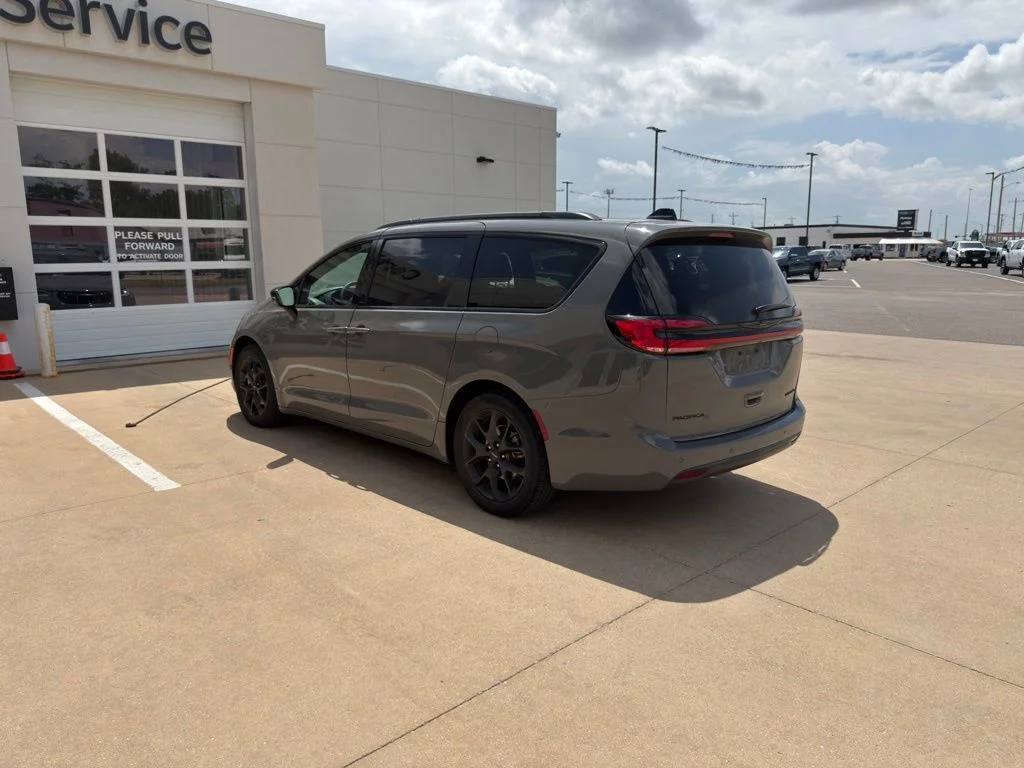 Used 2025 White Chrysler Limited image 6