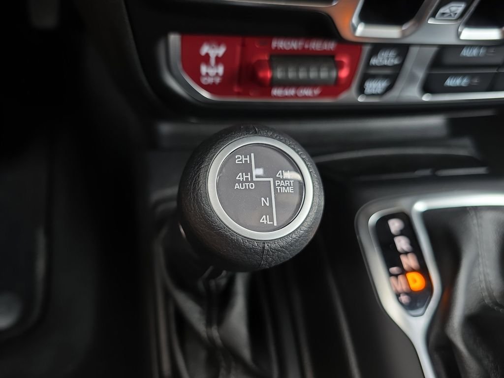 Used 2025 White/off-white Jeep Rubicon 4xe image 24
