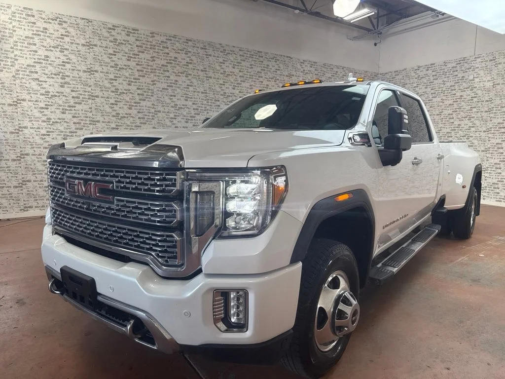 Used 2020 White Frost Tricoat GMC Denali image 3