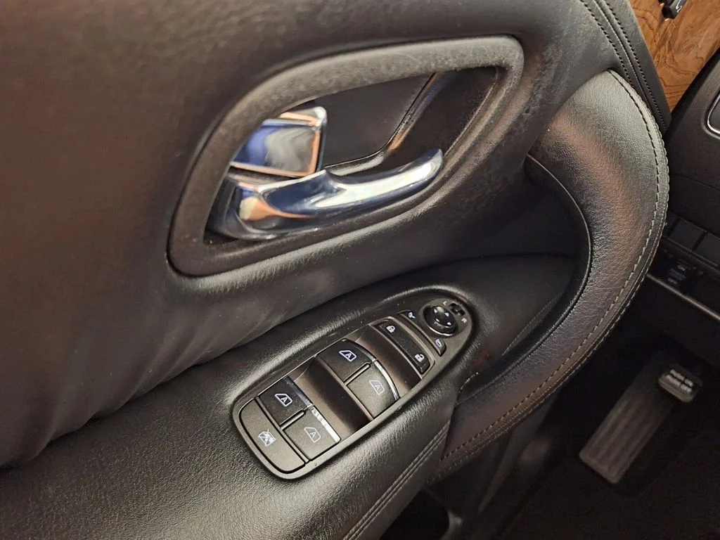 Used 2022 Blue Pearl Nissan SL image 22