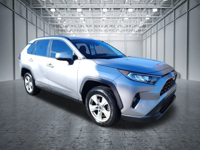 Used 2019 Silver Toyota XLE image 3