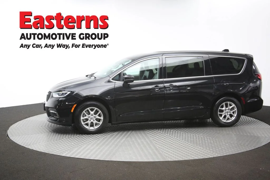 Used 2023 Black Chrysler Touring L image 59
