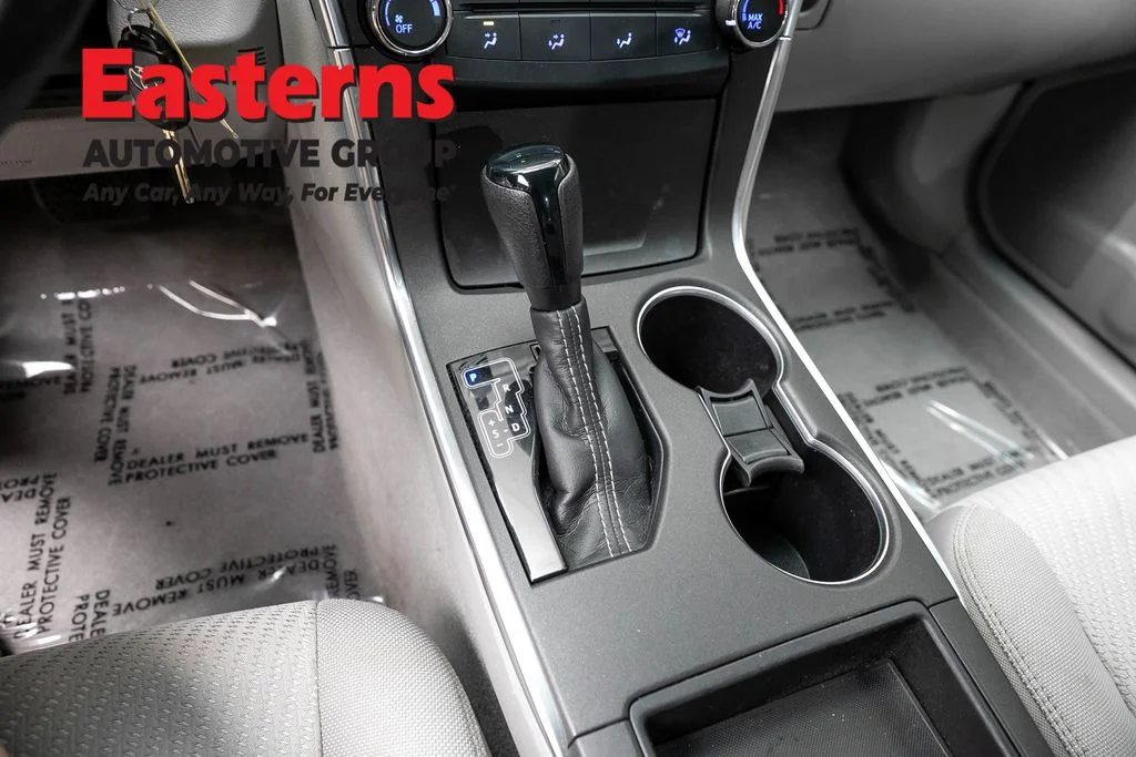 Used 2015 Silver Toyota LE image 12