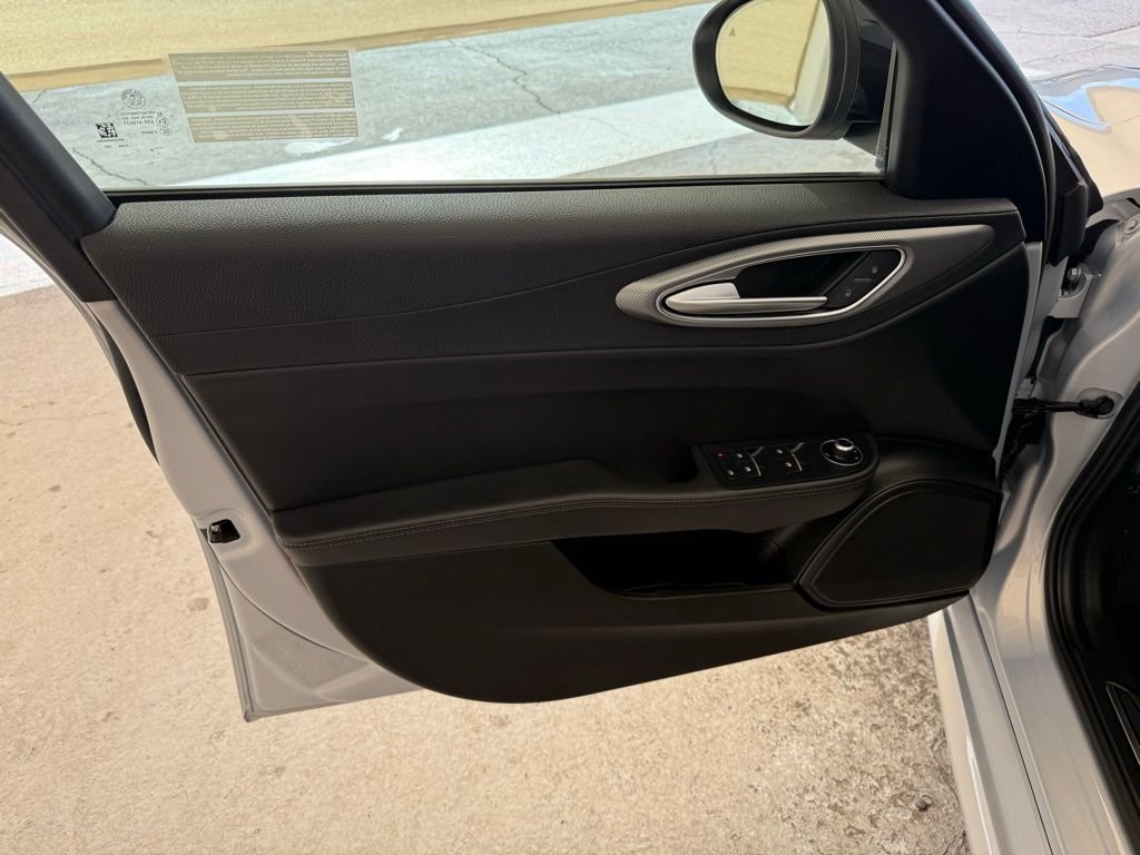 New 2025 Moonlight Gray Metallic Exterior Paint Alfa Romeo Base image 31