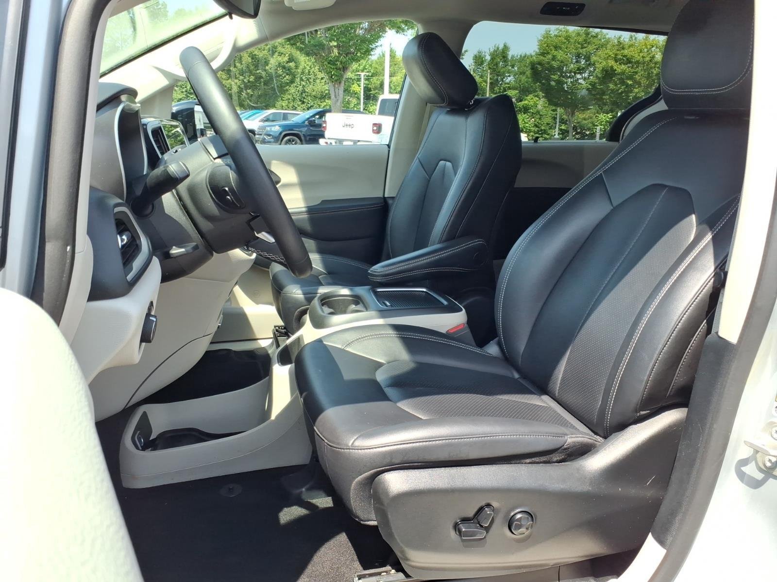 Used 2024 Silver Mist Clearcoat Chrysler Touring L image 17