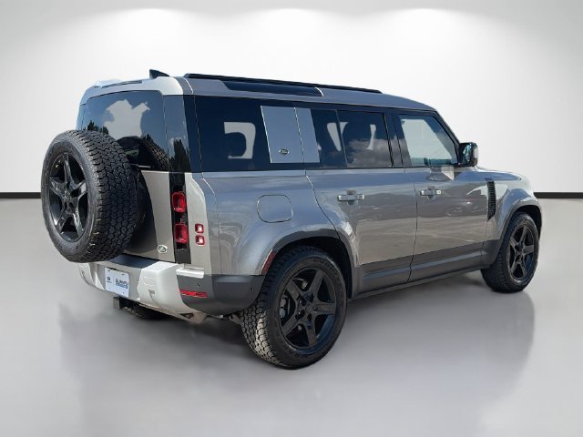 Used 2023  Land Rover SE image 3
