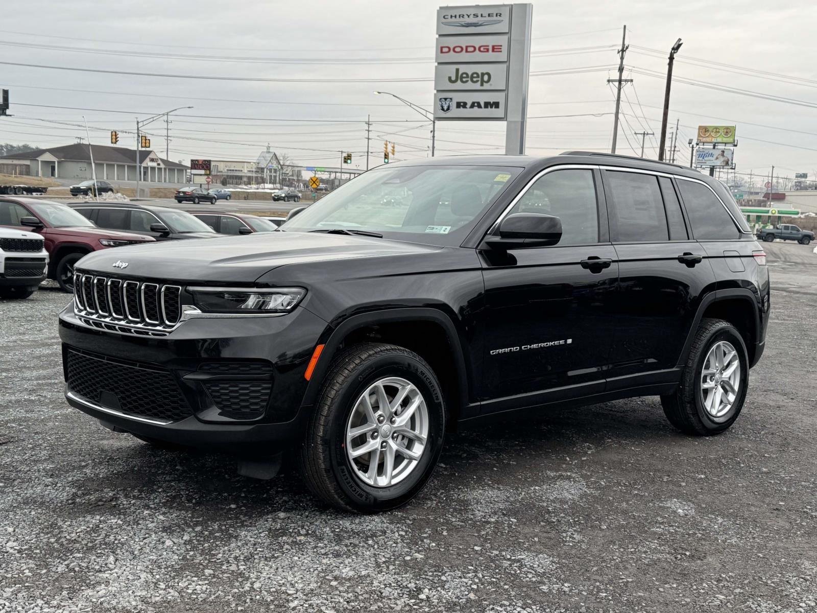 New 2026 Diamond Black Crystal Pearl-Coat Exterior Paint Jeep Laredo X image 24