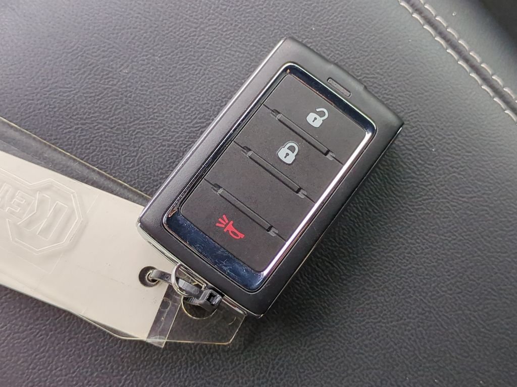 Used 2025 White Jeep Laredo image 27