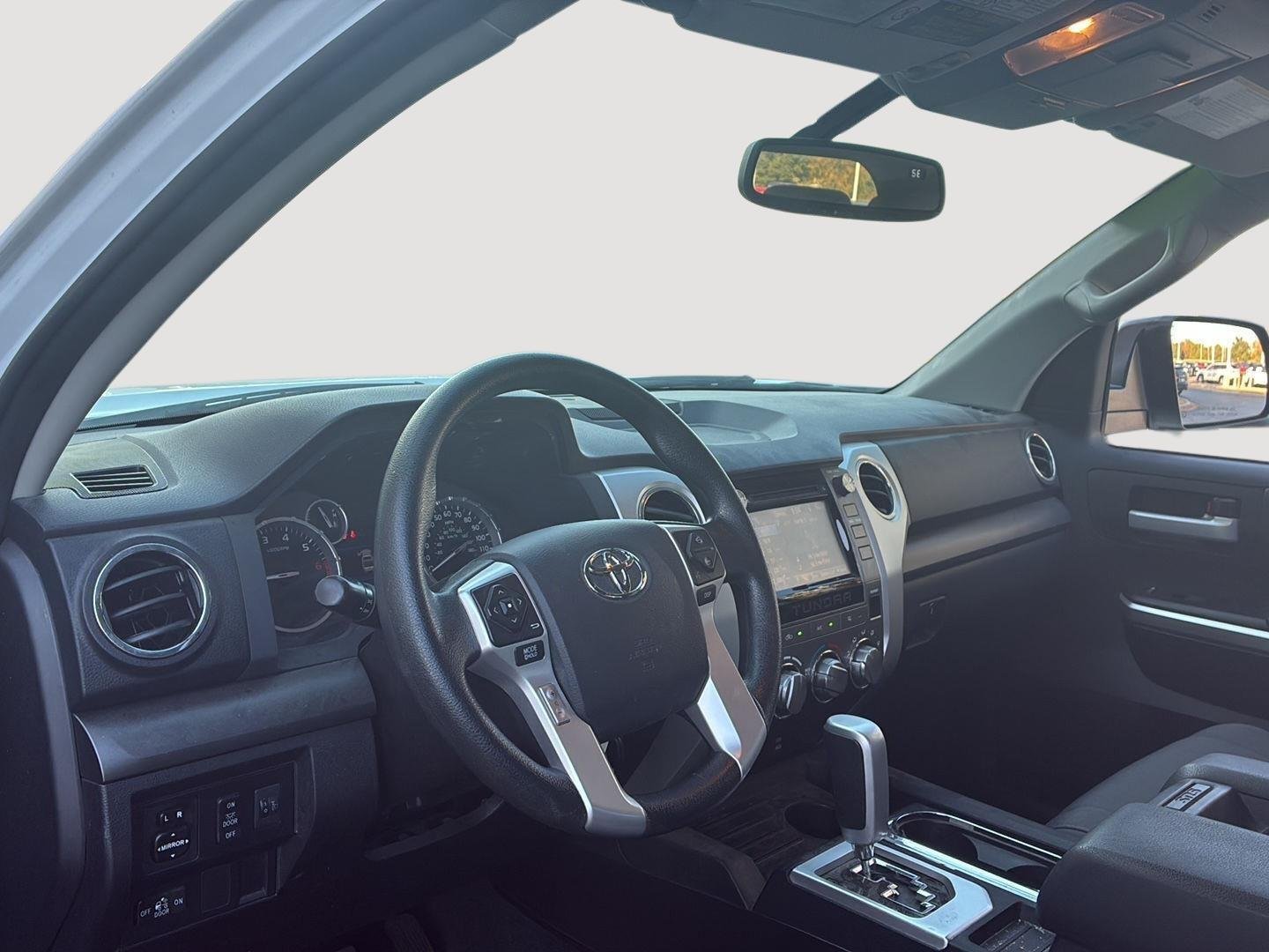 Used 2015 Super White Toyota SR5 image 12