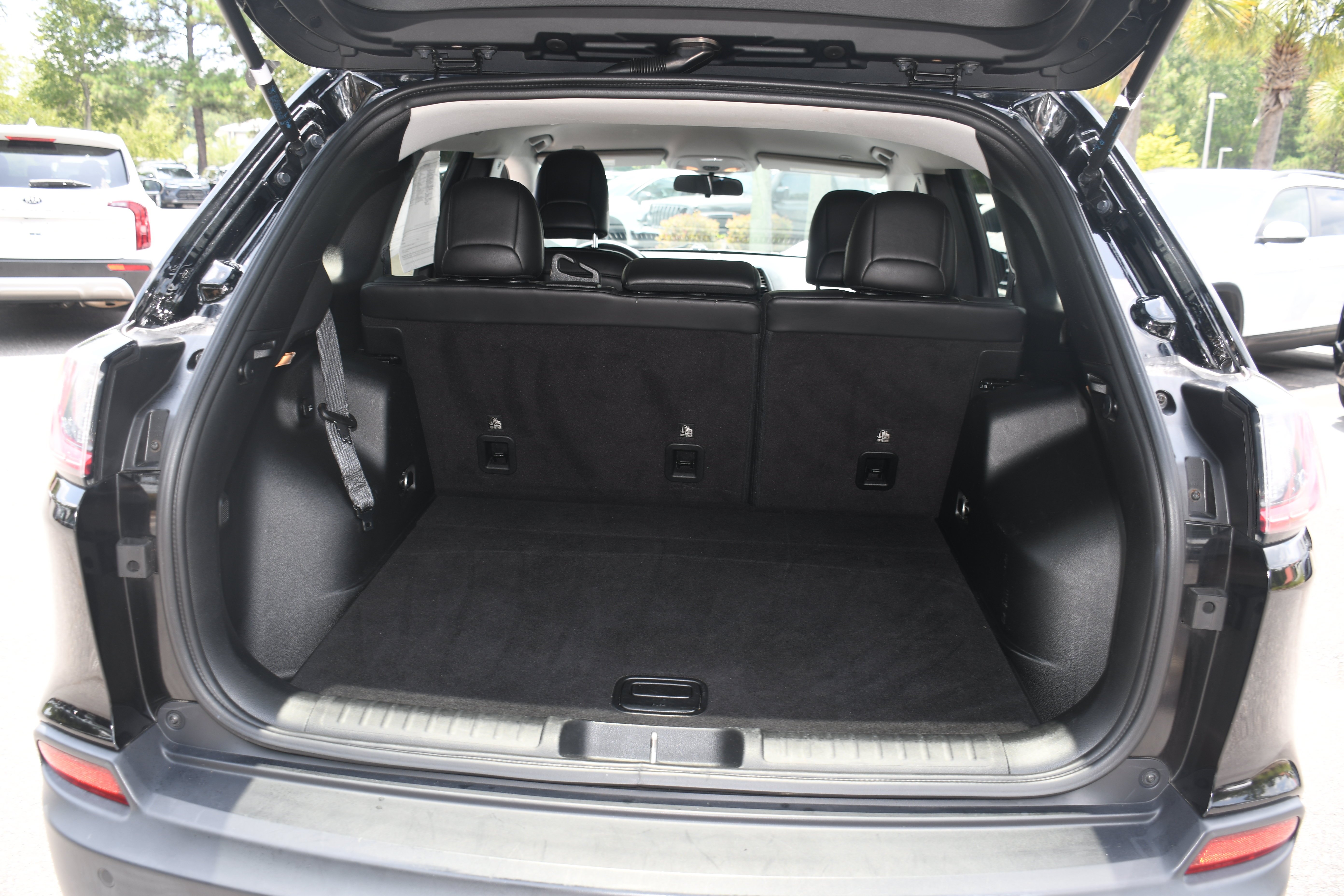 Used 2019 Black Jeep Latitude Plus image 16