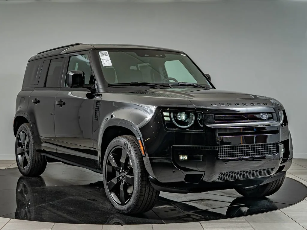 New 2026 Santorini Black Land Rover X-Dynamic SE image 3
