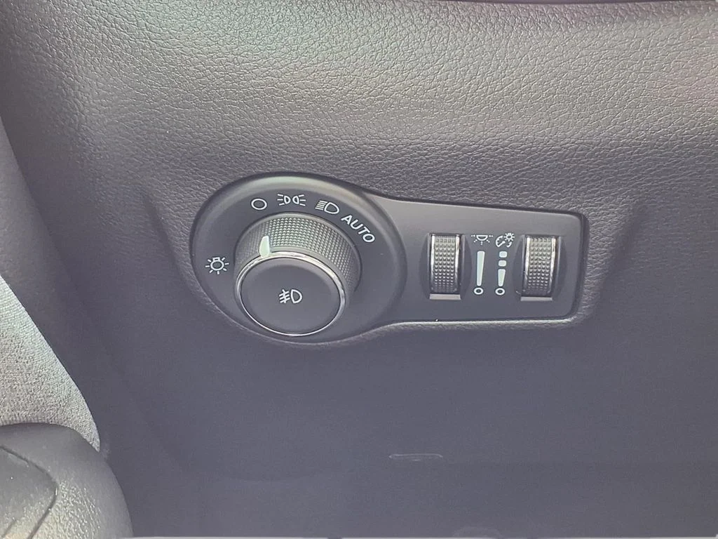 Certified Used 2022 White Jeep Latitude Lux image 18