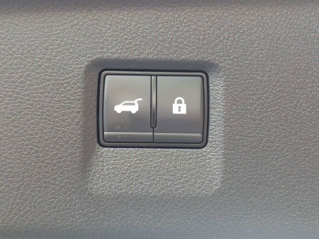 Used 2023 White INFINITI LUXE image 13