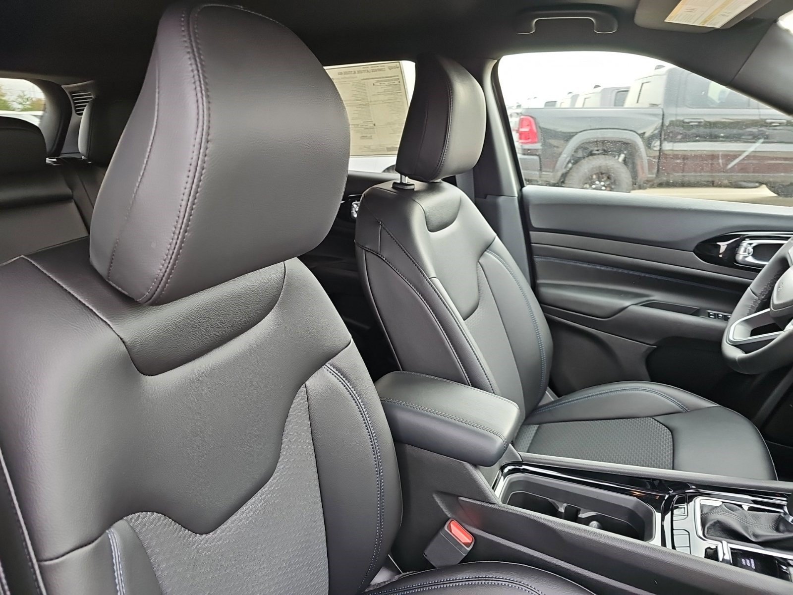 New 2027 Sting-Gray Clearcoat Jeep Latitude Altitude image 10